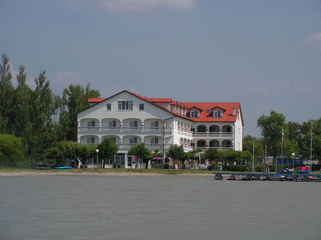 Seehotel Herlinde Подерсдорф-ам-Зе Экстерьер фото